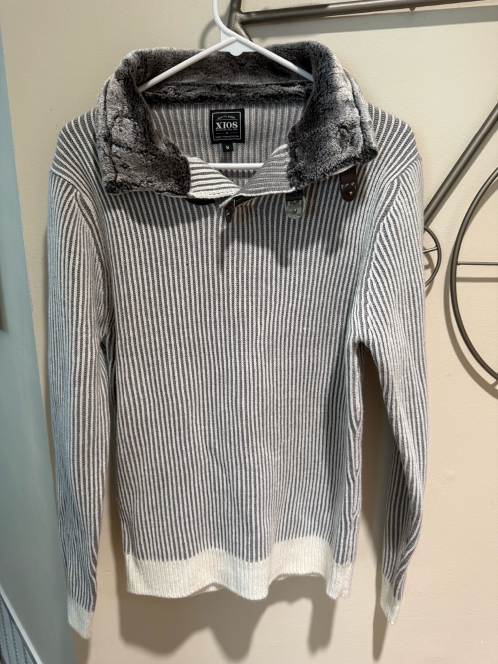 XIOS Ribbed Pullover Sweater with Faux Fur Collar - Gray & White Size S